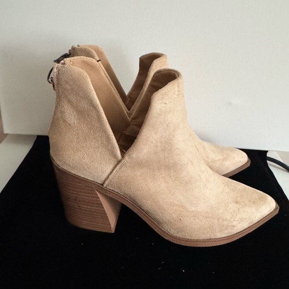 Tan Ankle Boots with V-Cut Design and Block Heel (new without tag) - Picture 4 of 11